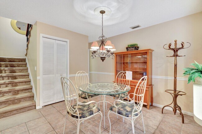 Building Photo - 1558 Shaker Cir