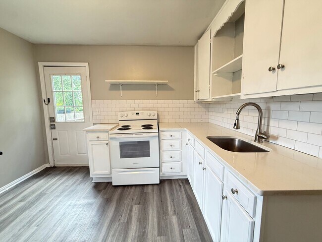 Building Photo - 2 Bedroom Cottage in Woodbine!