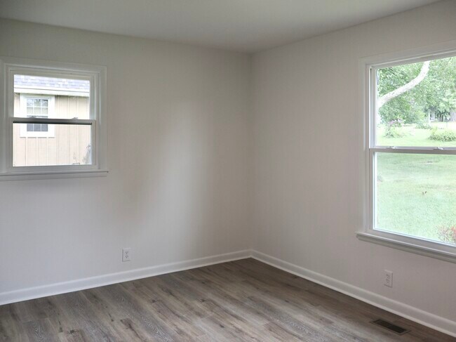 Building Photo - 129 Lake Point Dr