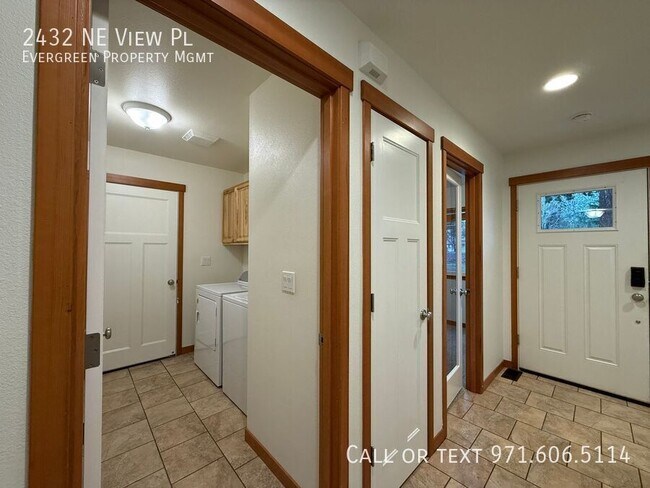 Building Photo - 2432 NE View Pl