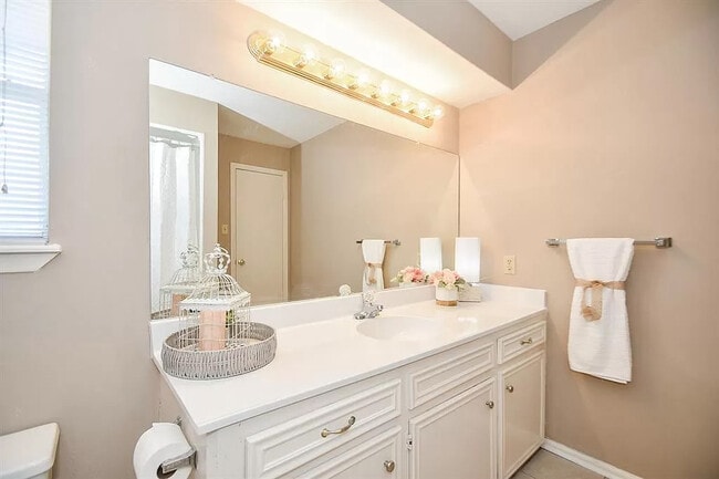 Building Photo - 10807 Sugar Hill Dr