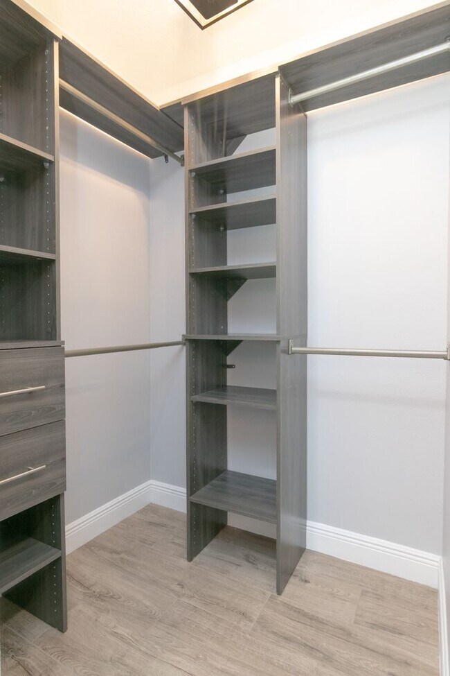 Building Photo - Gorgeous Mid-Centry Modern 3bed/2bath with...