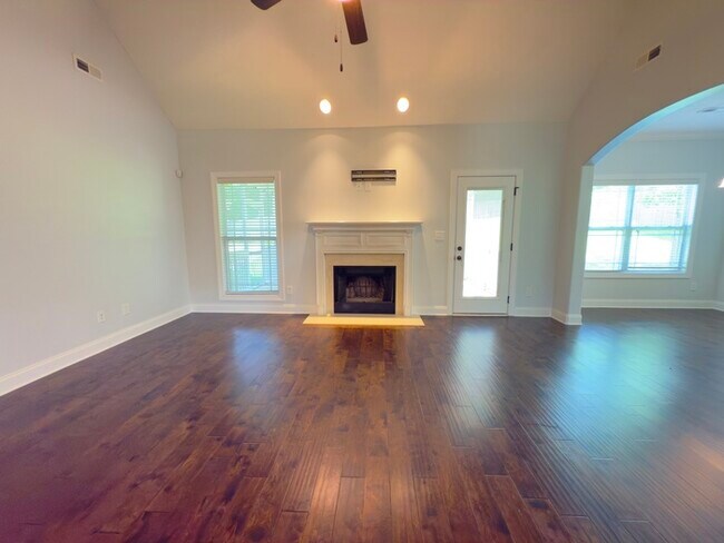 Building Photo - 532 Larkspur Dr