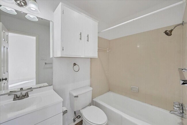Building Photo - 421 Fantail Loop