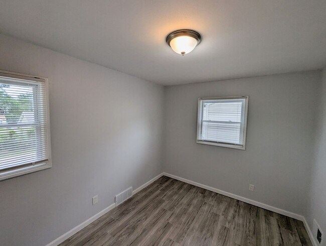 Building Photo - 6109 Evergreen Blvd