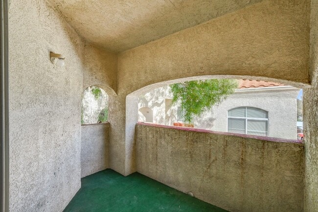 Building Photo - Stunning Upstairs Condo in Gated Indian Wells Community!