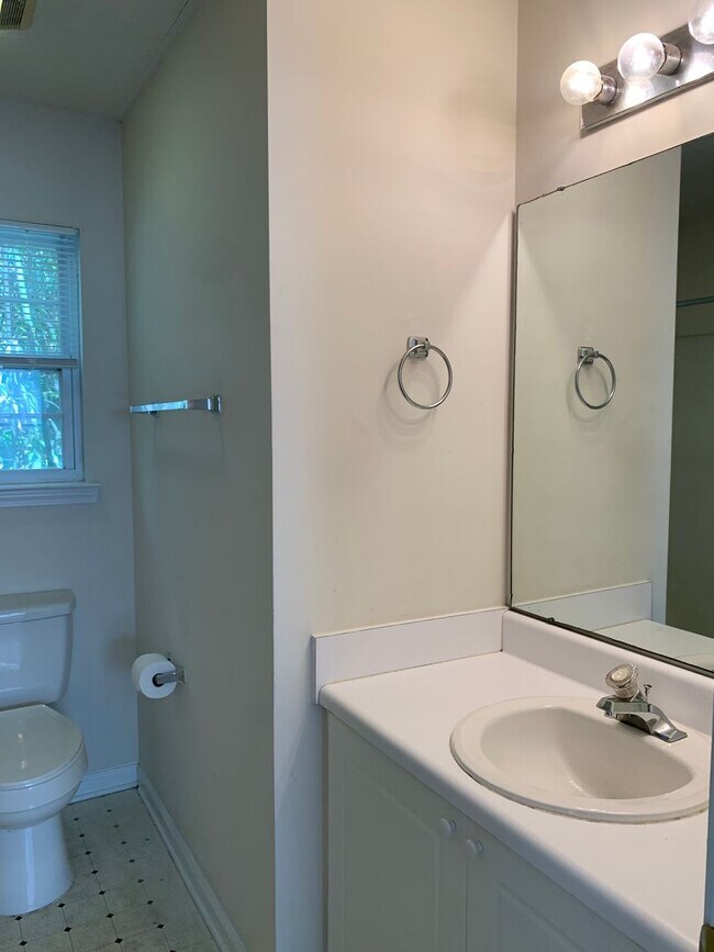 Building Photo - 1 Bedroom 1 Bath Apartment over a Garage Available Now on Yaupon