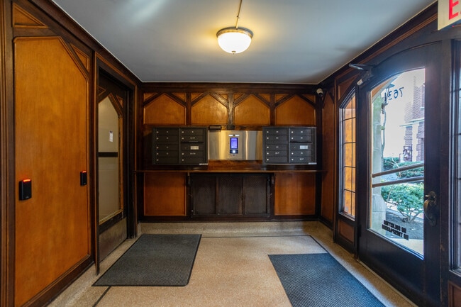 Building Photo - 7631 N Eastlake Terrace