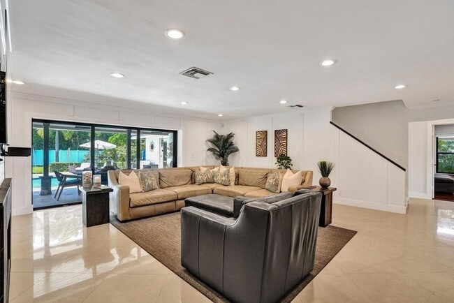 Building Photo - Boca Raton Beautifully Updated 4 Bedroom Pool Home