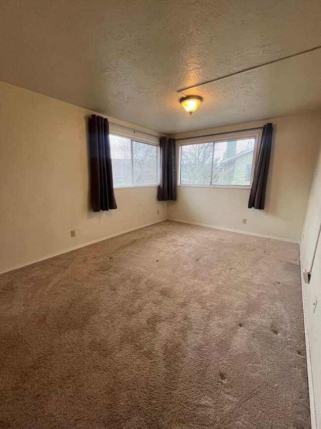 Building Photo - 3-Bedroom 1 1/2 Bathroom Condo in West Eugene