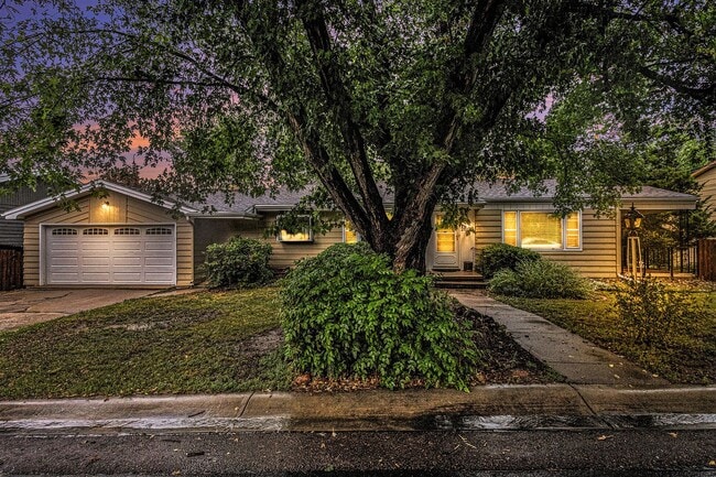 Building Photo - Cheyenne Canyon / 3 bedroom, 2 car garge, ...
