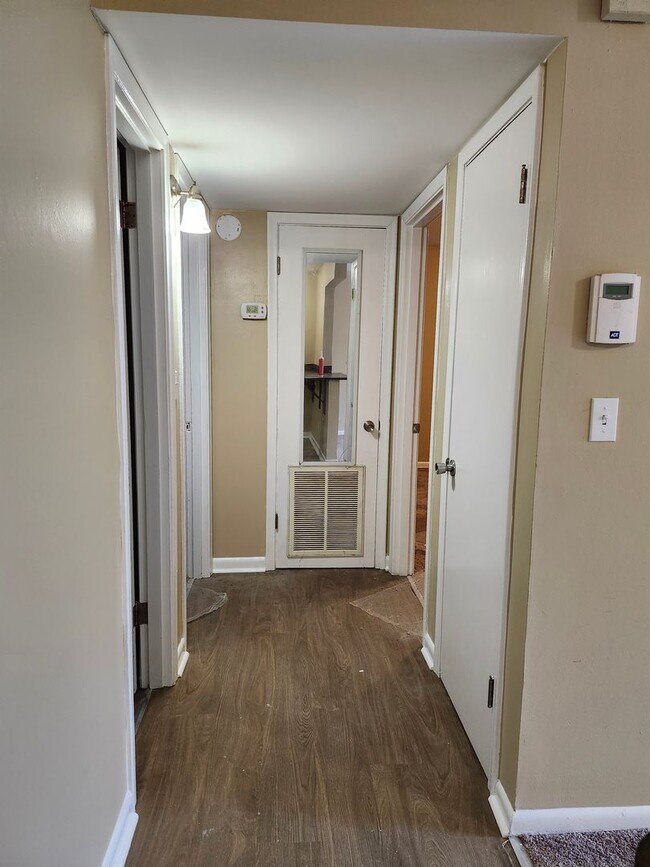 Building Photo - 827 Darryl Ln