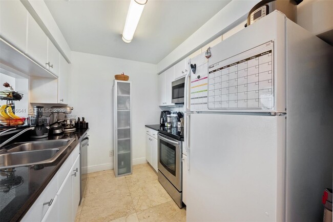 Building Photo - 2475 Brickell Ave