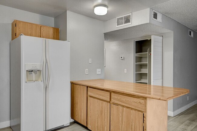 Building Photo - 1305 Kari Lee Ct