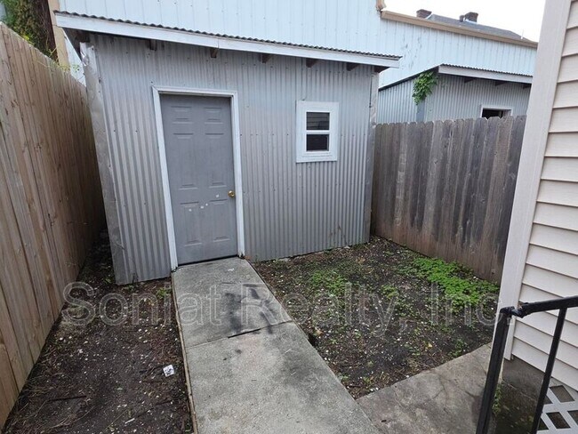 Building Photo - 517 S Genois St