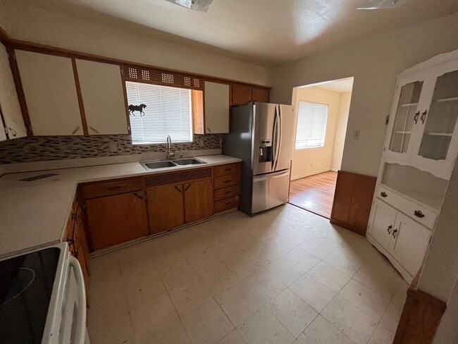 Building Photo - Pet Friendly property!