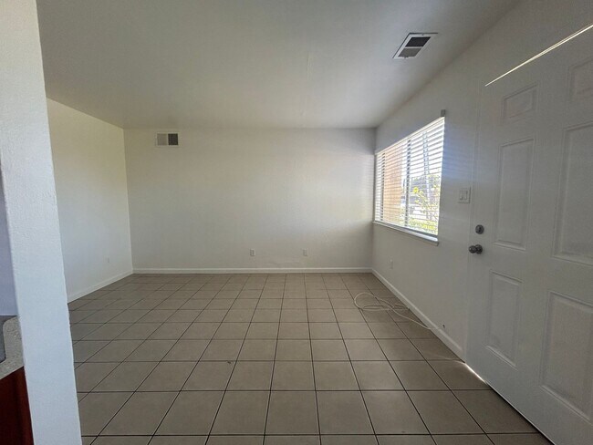 Building Photo - 108g