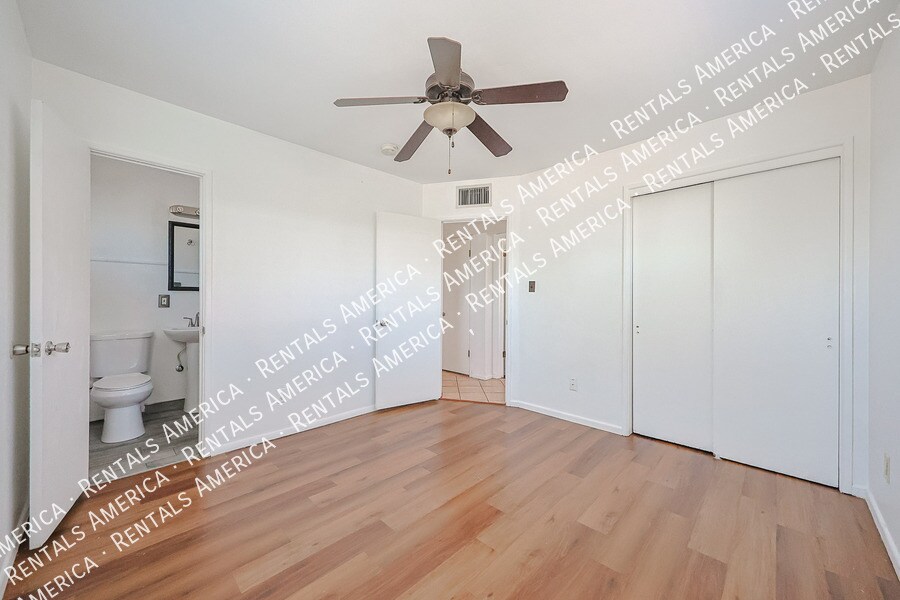 Building Photo - 2114 West Myrtle Ave