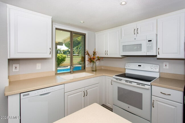 Building Photo - 7232 S La Rosa Dr