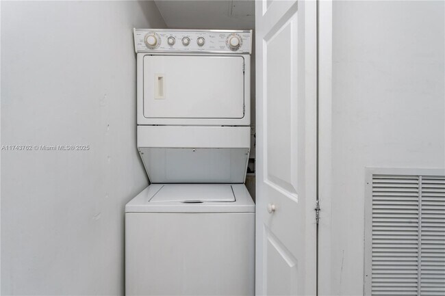 Building Photo - 1755 E Hallandale Beach Blvd