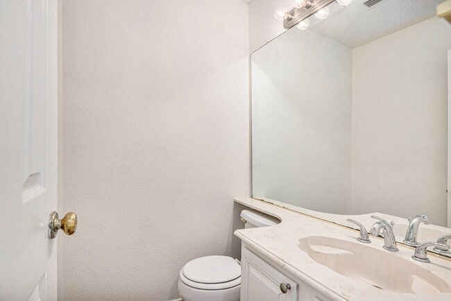 Building Photo - 8201 Cloverglen Ln