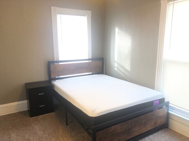 Building Photo - Very well decorated and furnished 4 BR house near IWU. Ideal for students with 2 kitchens