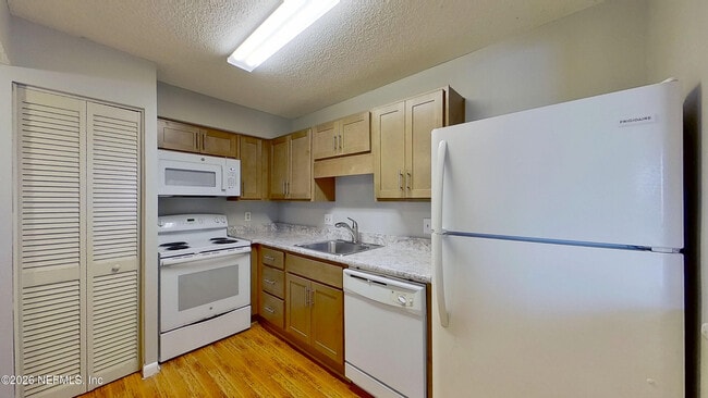 Building Photo - 2530 Whispering Woods Blvd