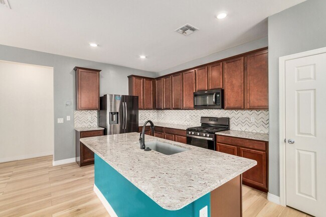 Building Photo - Beautifully Updated Home in Desirable Buck...