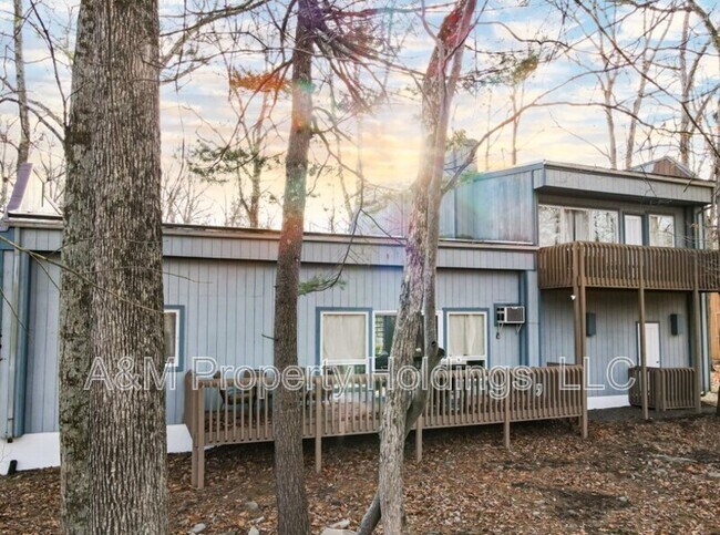 Building Photo - 3120 Greenbriar Dr