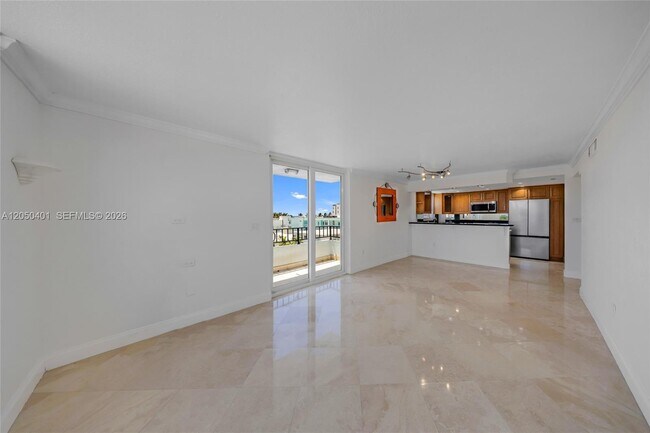 Building Photo - 720 Collins Ave