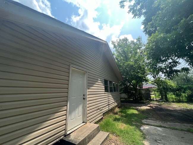 Building Photo - 3 bedroom 1 bathroom home in West Tuscaloosa