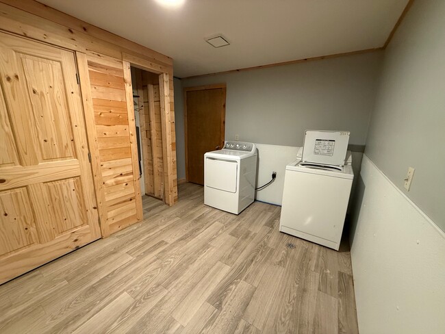 Building Photo - 545 Coulee Dr