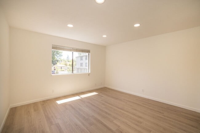 Building Photo - Completely Remodeled 2 Bed, 2 Bath Condo in Desirable Greenhouse Complex!