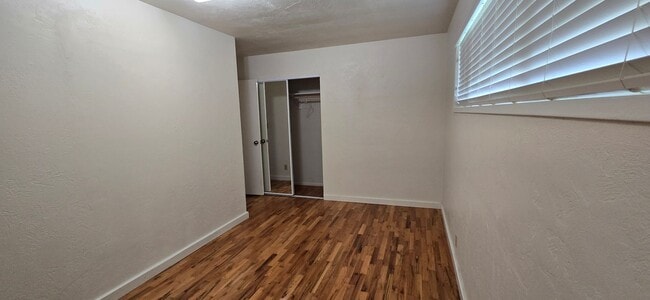Building Photo - Well Maintained, Centrally Located 3 Bedro...