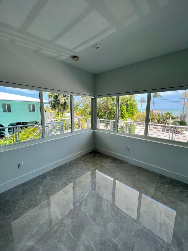 Building Photo - 229 W Seaview Cir