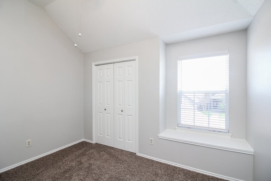 Building Photo - 2326 Weatherby Dr