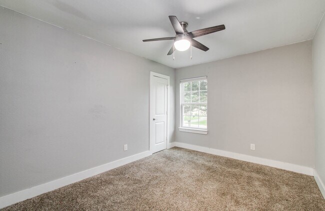 Building Photo - 536 Robert E Lee Dr