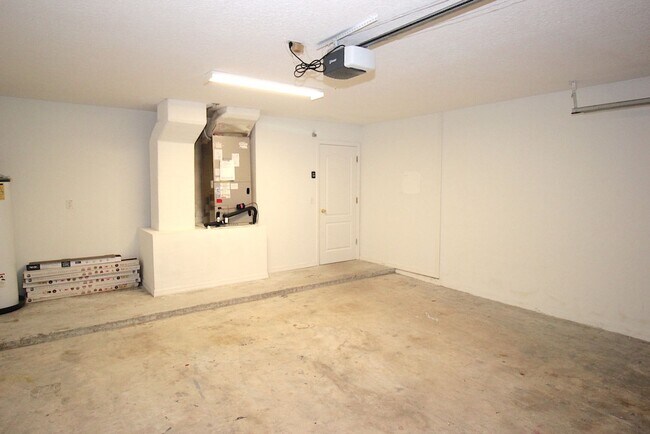 Building Photo - Huge 4 Bed 3 Bath Home w FENCED YARD and SCREENED LANAI for Rent!