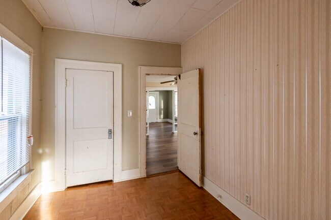 Building Photo - 2 bedroom for Lease