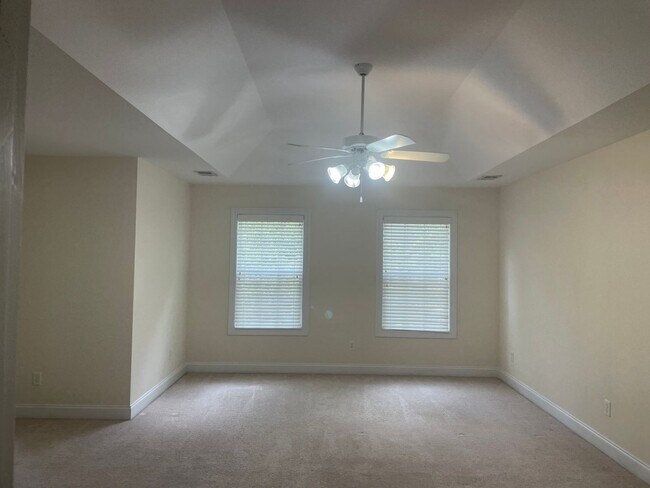 Building Photo - Outstanding Five Bedroom Three Full Bathro...