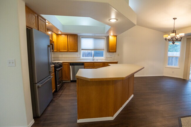 Building Photo - 164 S Silverwood Way