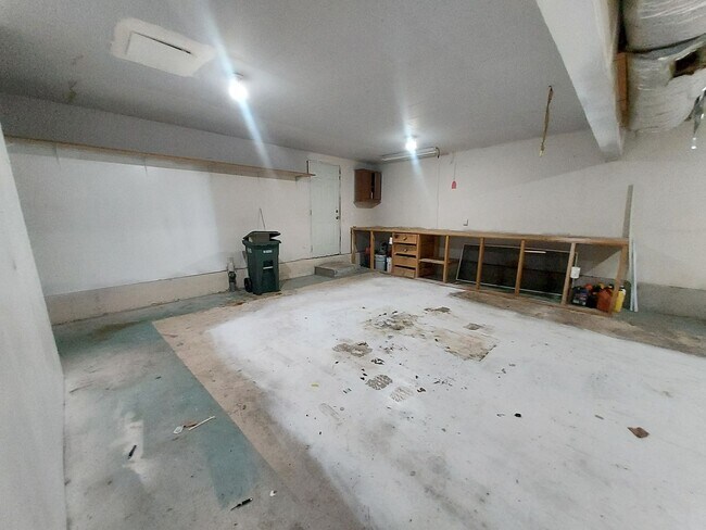 Building Photo - 4 bedroom 2.75 bath, Huge Fenced Yard with Landscaping Included!!