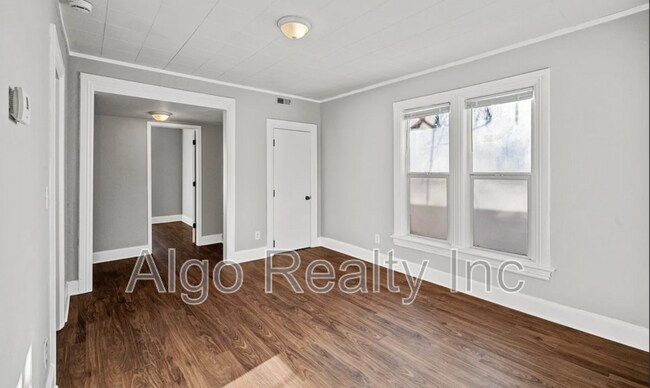 Building Photo - 861 Marion St