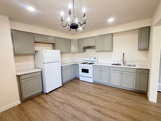 Building Photo - Spacious remodeled 2 BR apartment - Inglew...
