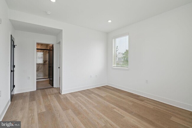 Building Photo - 1419 W Grange Ave