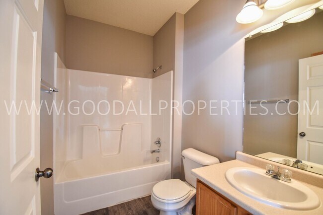 Building Photo - 2 Bedroom 2 Bath Condo with 1 car detached garage