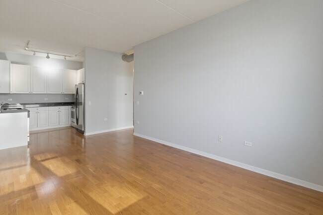 Building Photo - 873 N Larrabee St