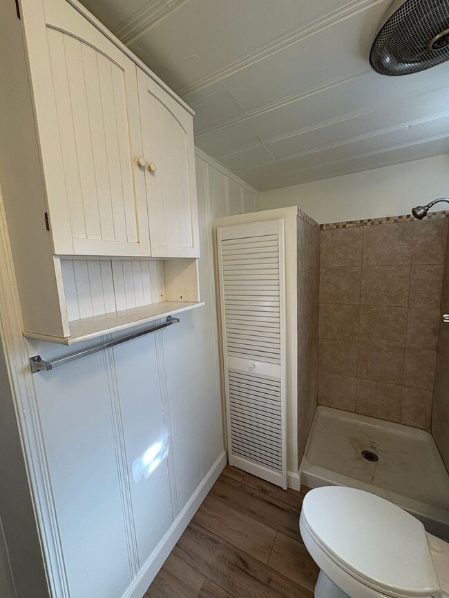Building Photo - 1 + 1 Cottage  with Bonus Room, East End V...