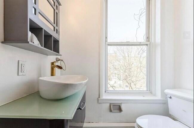 Building Photo - 291 Forrest St