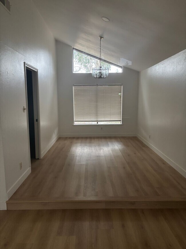 Building Photo - Beautiful Fair Oaks 4/2!  BIG HOUSE  **See details below for viewings**